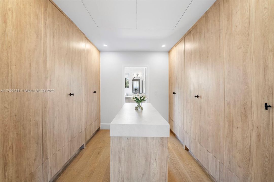 最近售出: $2,799,000 (3 贝兹, 3 浴室, 2681 平方英尺)