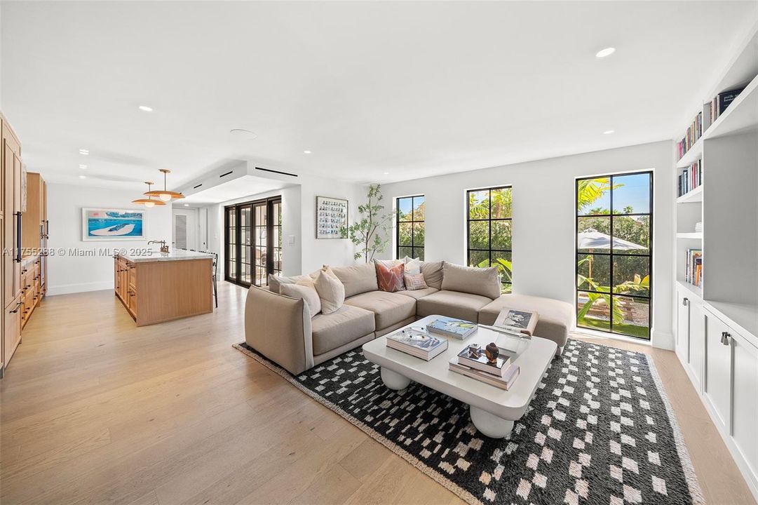 最近售出: $2,799,000 (3 贝兹, 3 浴室, 2681 平方英尺)