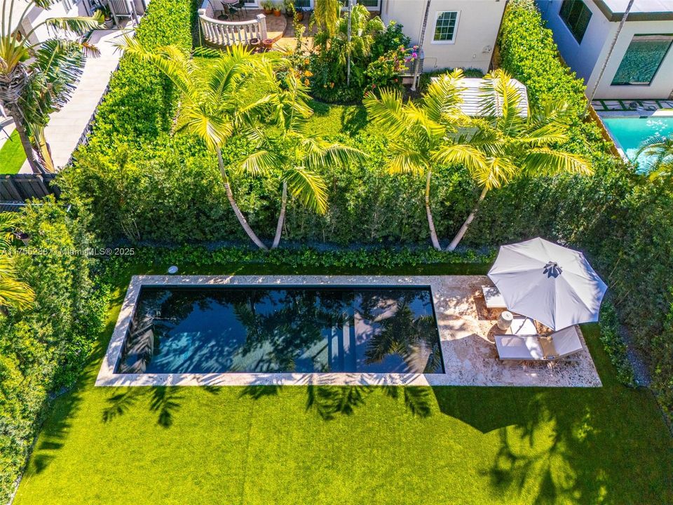 最近售出: $2,799,000 (3 贝兹, 3 浴室, 2681 平方英尺)