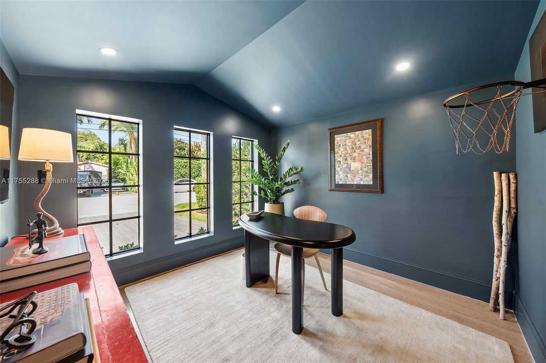 最近售出: $2,799,000 (3 贝兹, 3 浴室, 2681 平方英尺)