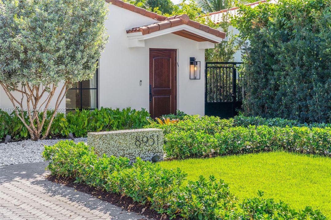 最近售出: $2,799,000 (3 贝兹, 3 浴室, 2681 平方英尺)