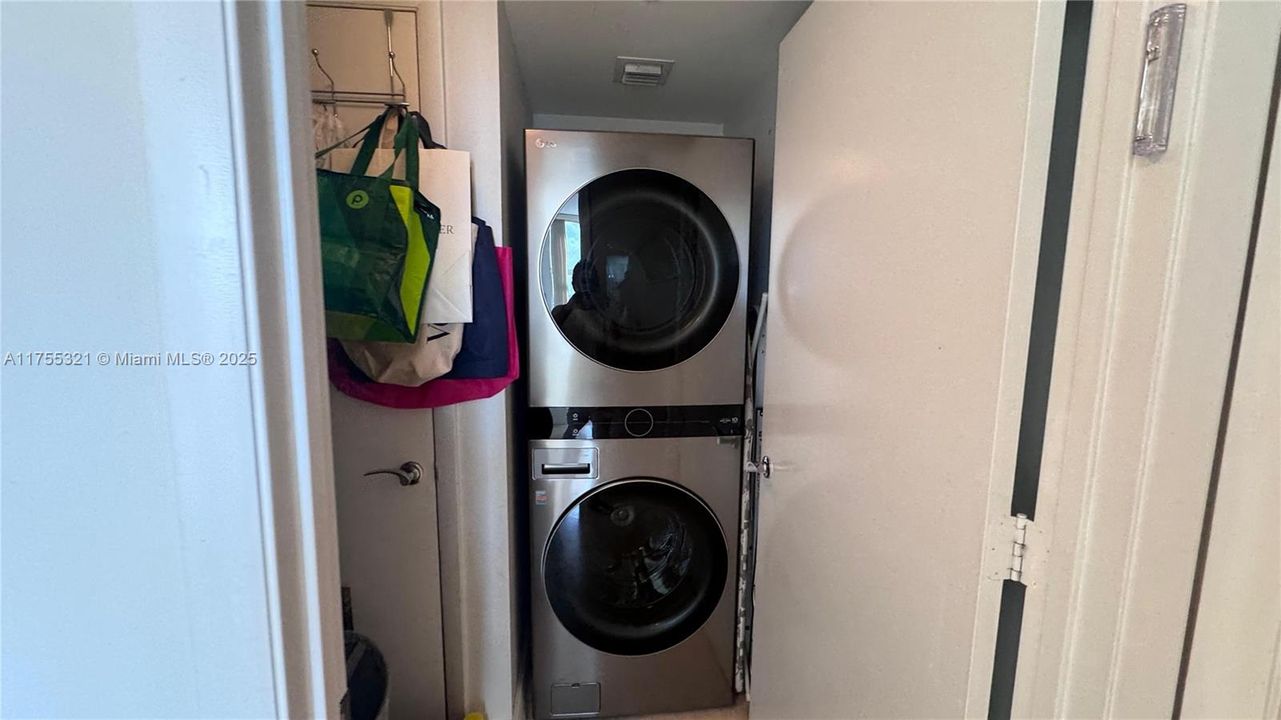 Vendido Recientemente: $1,075,000 (2 camas, 2 baños, 1782 Pies cuadrados)