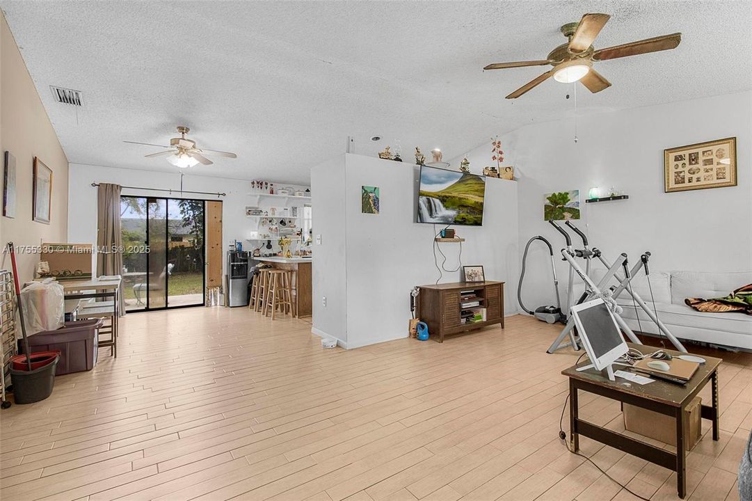 最近售出: $460,000 (3 贝兹, 2 浴室, 1288 平方英尺)