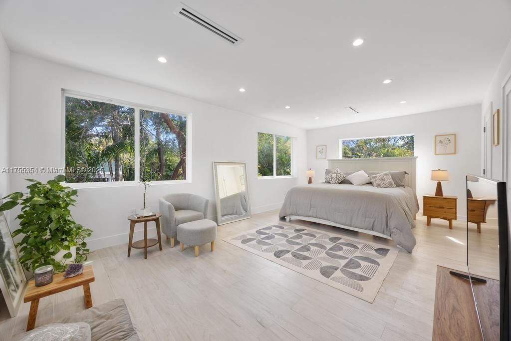 Vendido Recientemente: $3,554,000 (5 camas, 5 baños, 3381 Pies cuadrados)