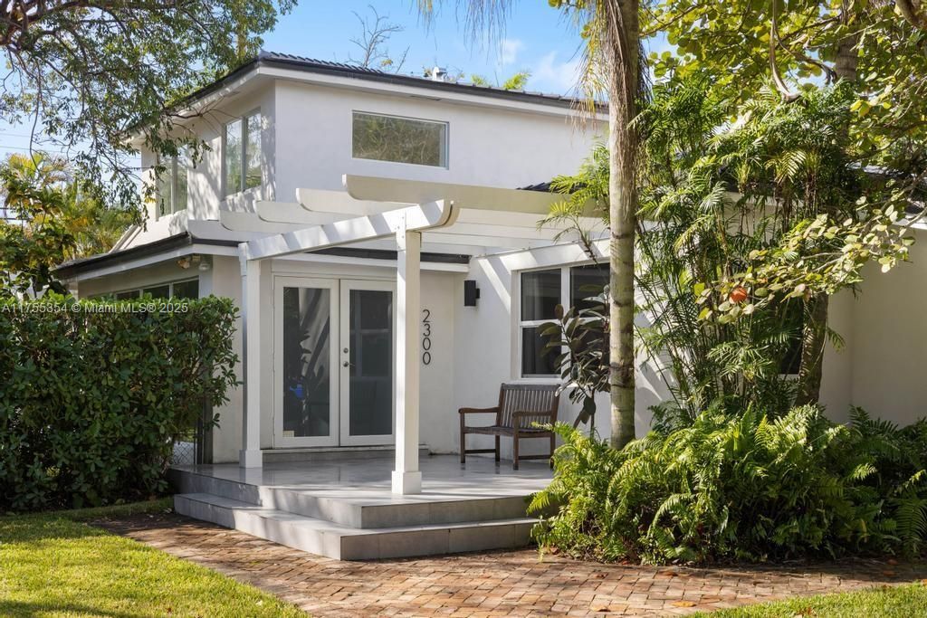 Vendido Recientemente: $3,554,000 (5 camas, 5 baños, 3381 Pies cuadrados)