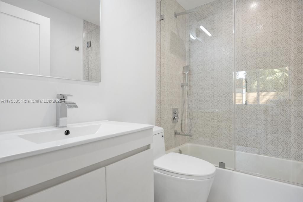 Vendido Recientemente: $3,554,000 (5 camas, 5 baños, 3381 Pies cuadrados)