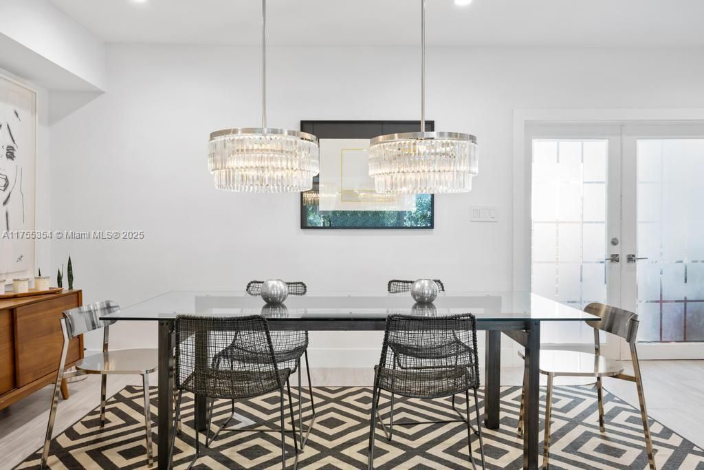 Vendido Recientemente: $3,554,000 (5 camas, 5 baños, 3381 Pies cuadrados)