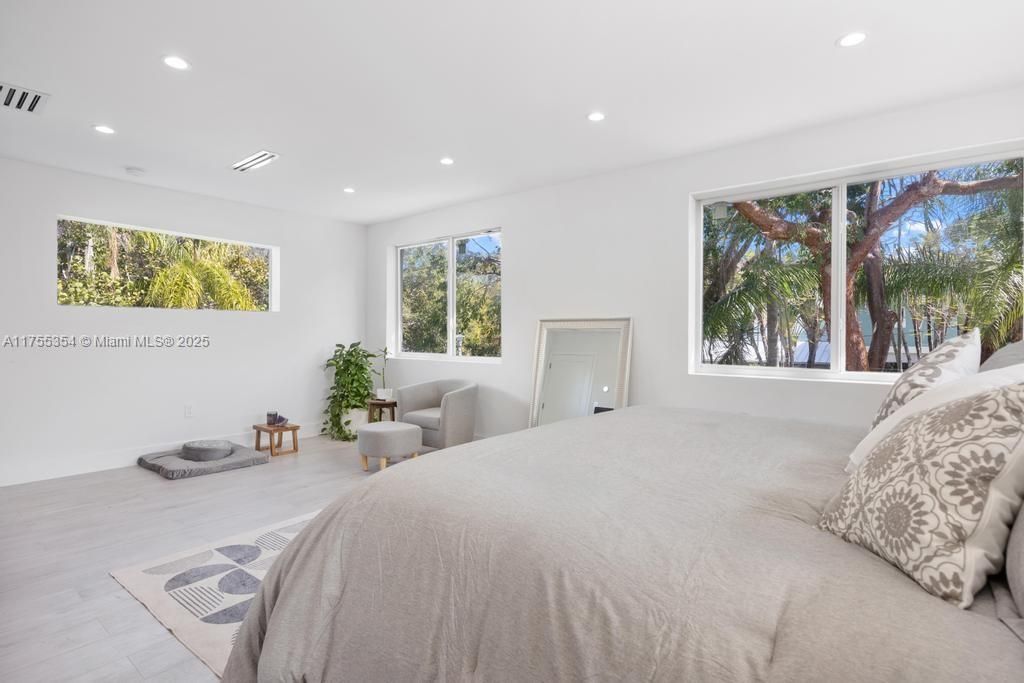 Vendido Recientemente: $3,554,000 (5 camas, 5 baños, 3381 Pies cuadrados)