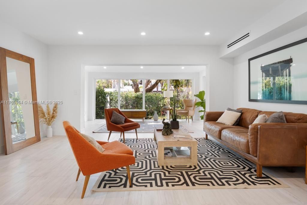 Vendido Recientemente: $3,554,000 (5 camas, 5 baños, 3381 Pies cuadrados)