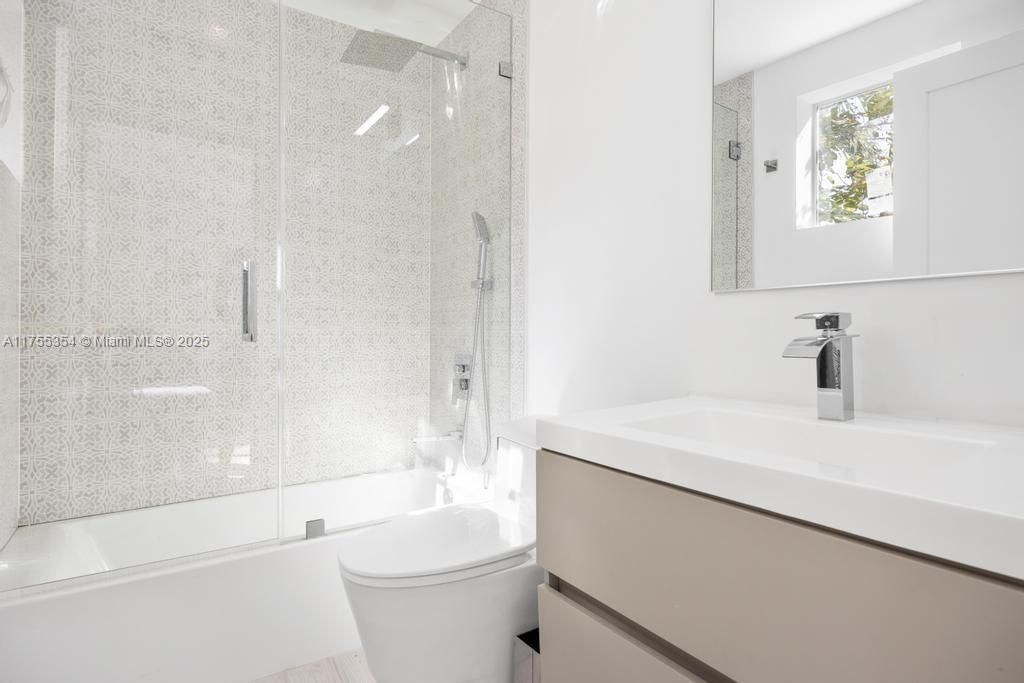 Vendido Recientemente: $3,554,000 (5 camas, 5 baños, 3381 Pies cuadrados)