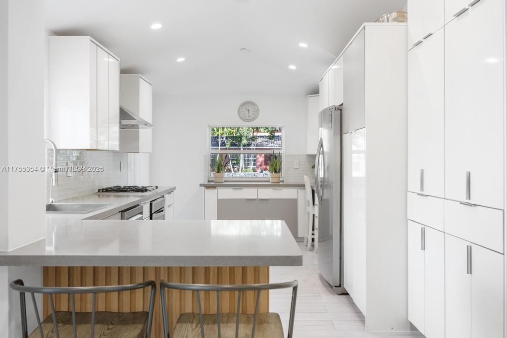 Vendido Recientemente: $3,554,000 (5 camas, 5 baños, 3381 Pies cuadrados)