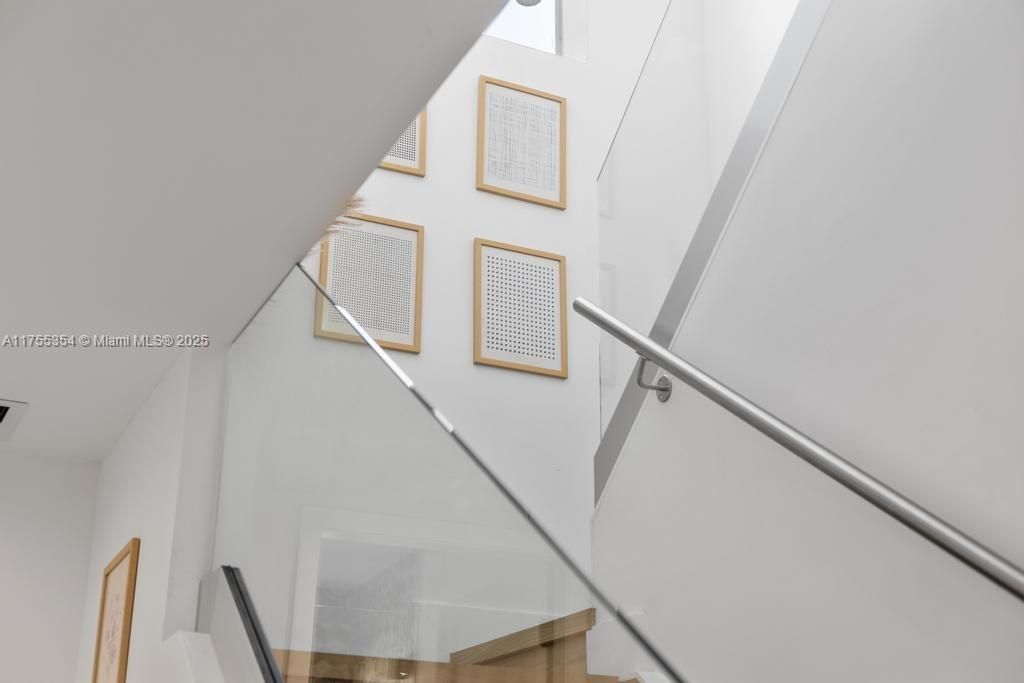 Vendido Recientemente: $3,554,000 (5 camas, 5 baños, 3381 Pies cuadrados)