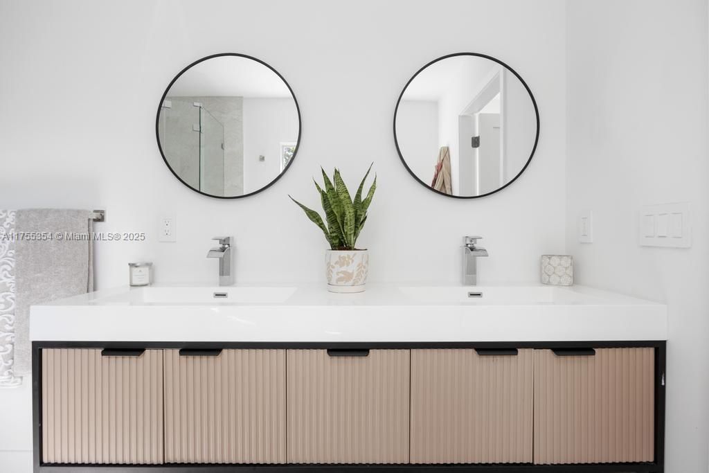 Vendido Recientemente: $3,554,000 (5 camas, 5 baños, 3381 Pies cuadrados)