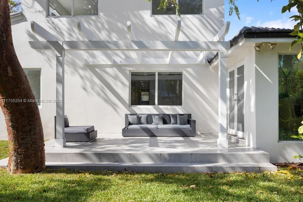 Vendido Recientemente: $3,554,000 (5 camas, 5 baños, 3381 Pies cuadrados)