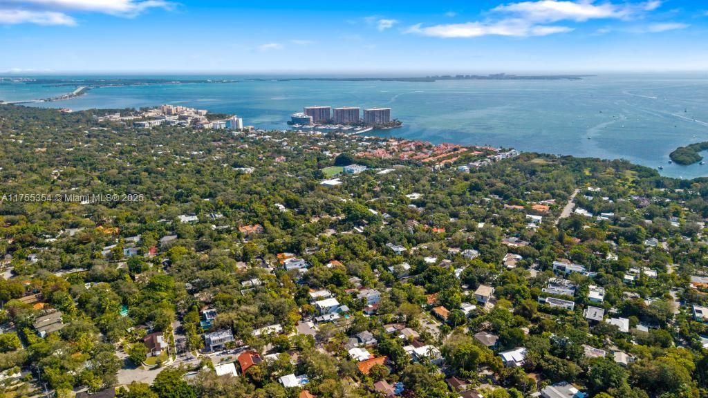 Vendido Recientemente: $3,554,000 (5 camas, 5 baños, 3381 Pies cuadrados)