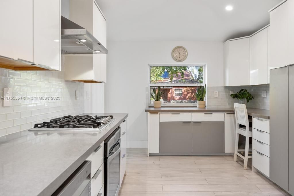 Vendido Recientemente: $3,554,000 (5 camas, 5 baños, 3381 Pies cuadrados)