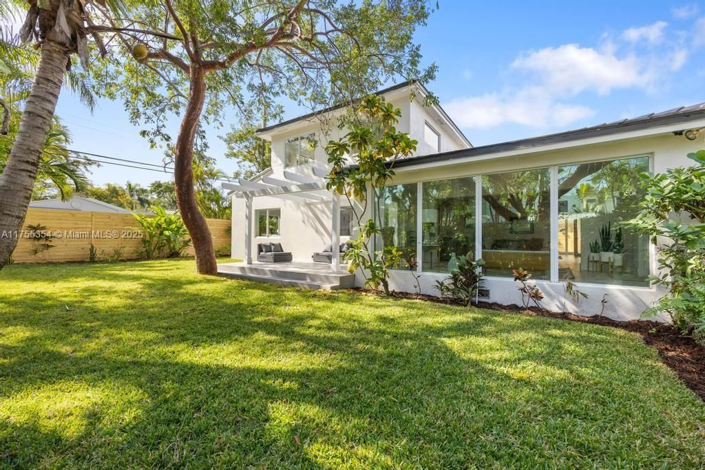 Vendido Recientemente: $3,554,000 (5 camas, 5 baños, 3381 Pies cuadrados)