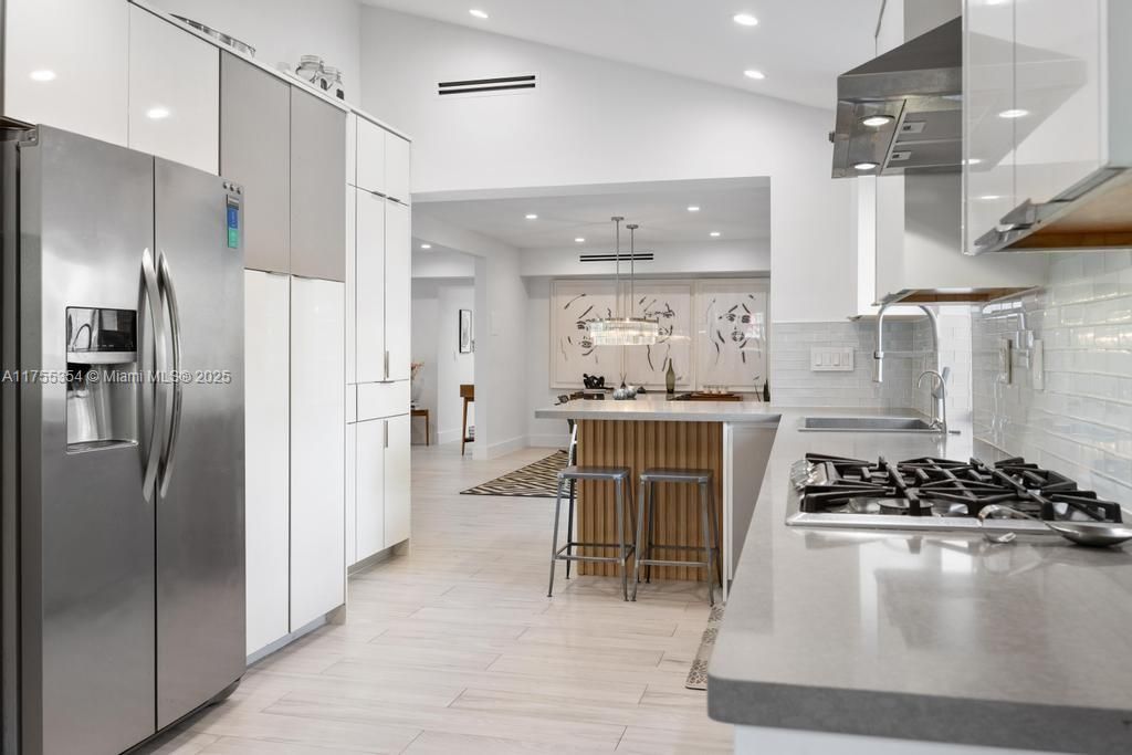 Vendido Recientemente: $3,554,000 (5 camas, 5 baños, 3381 Pies cuadrados)