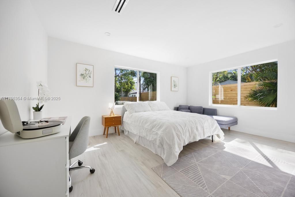 Vendido Recientemente: $3,554,000 (5 camas, 5 baños, 3381 Pies cuadrados)