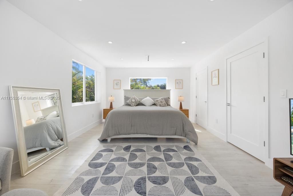 Vendido Recientemente: $3,554,000 (5 camas, 5 baños, 3381 Pies cuadrados)