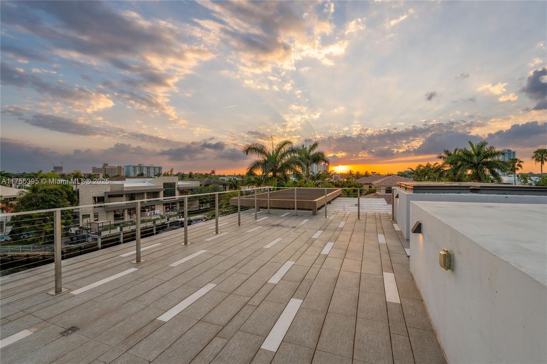 Recently Sold: $7,250,000 (6 beds, 6 baths, 5492 Square Feet)