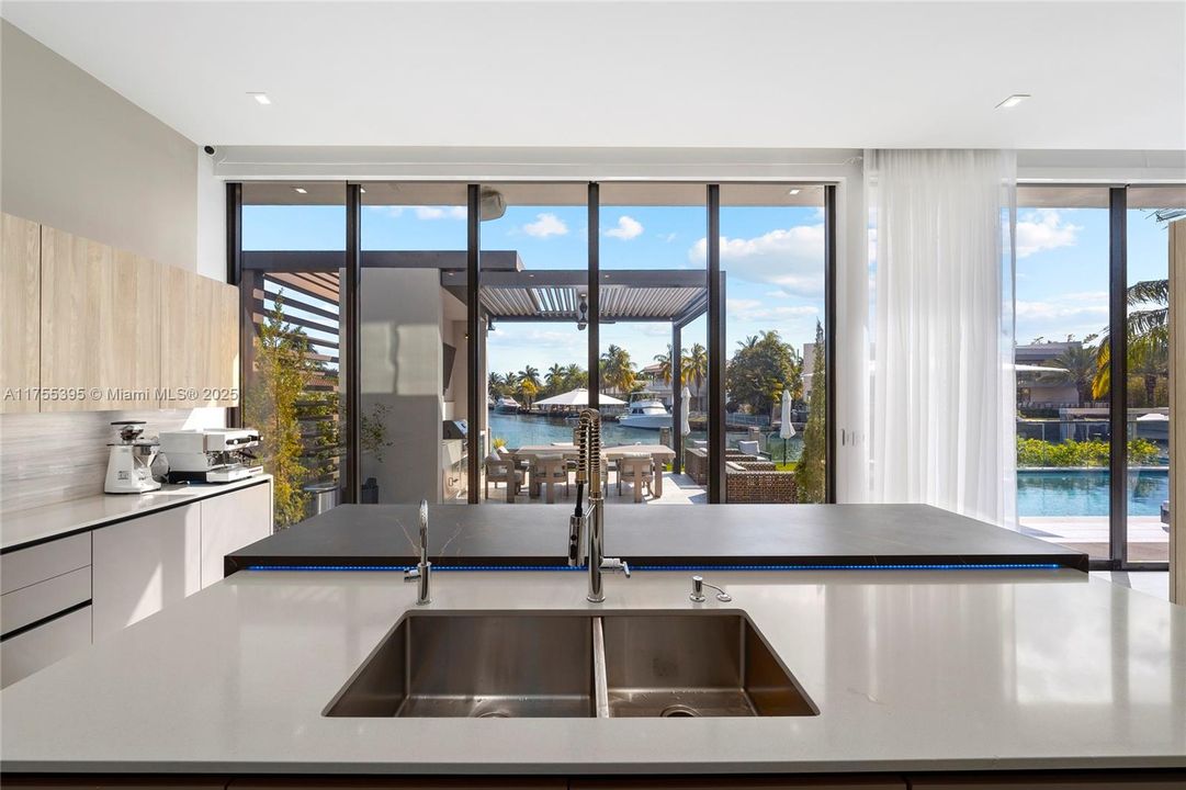 Recently Sold: $7,250,000 (6 beds, 6 baths, 5492 Square Feet)