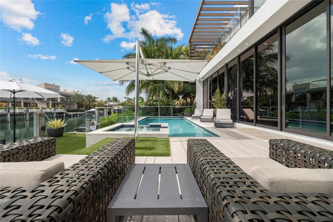 Recently Sold: $7,250,000 (6 beds, 6 baths, 5492 Square Feet)