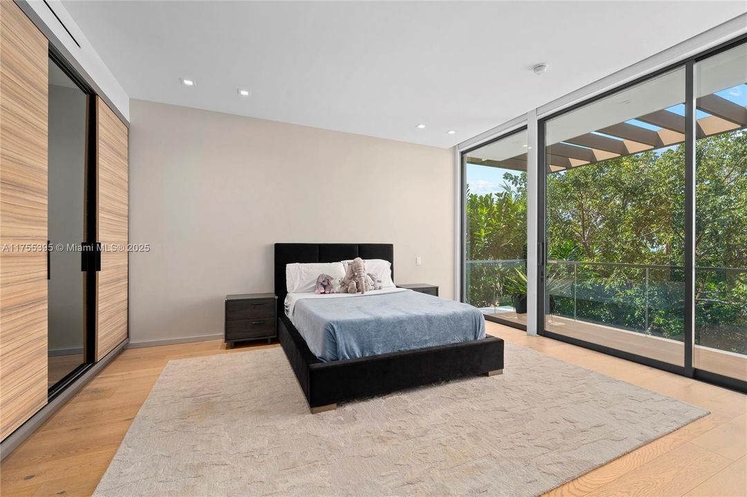 Recently Sold: $7,250,000 (6 beds, 6 baths, 5492 Square Feet)