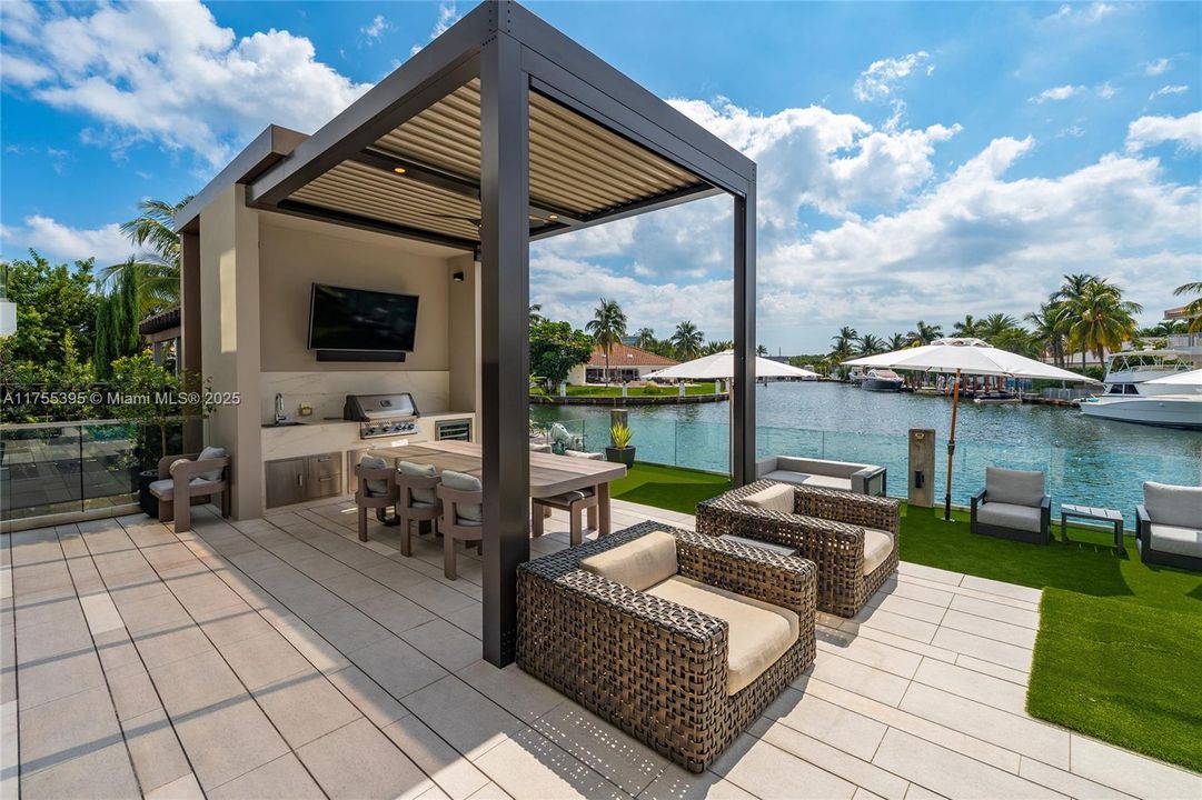 Recently Sold: $7,250,000 (6 beds, 6 baths, 5492 Square Feet)