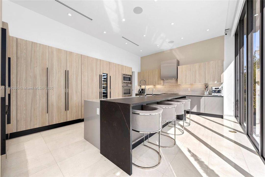 Recently Sold: $7,250,000 (6 beds, 6 baths, 5492 Square Feet)