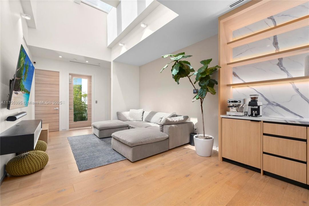 Recently Sold: $7,250,000 (6 beds, 6 baths, 5492 Square Feet)