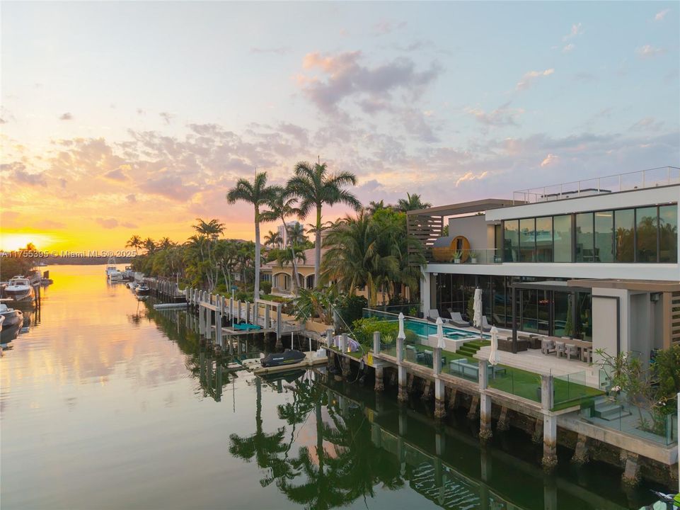 Recently Sold: $7,250,000 (6 beds, 6 baths, 5492 Square Feet)