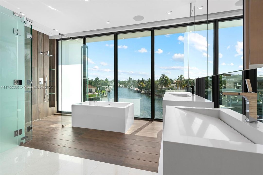 Recently Sold: $7,250,000 (6 beds, 6 baths, 5492 Square Feet)