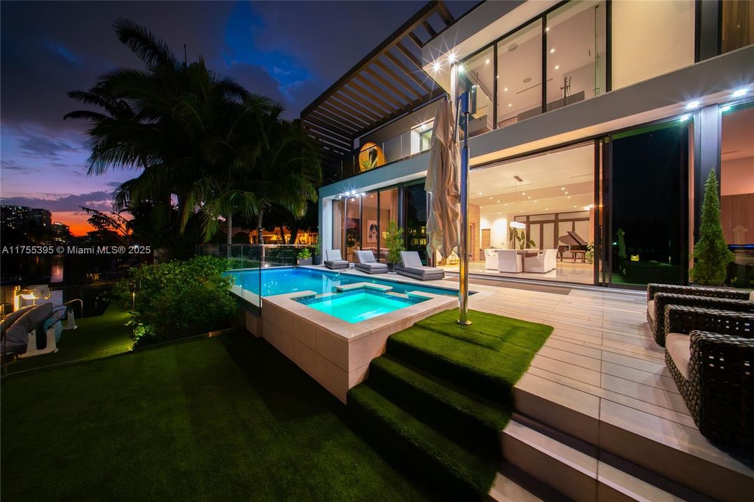 Recently Sold: $7,250,000 (6 beds, 6 baths, 5492 Square Feet)