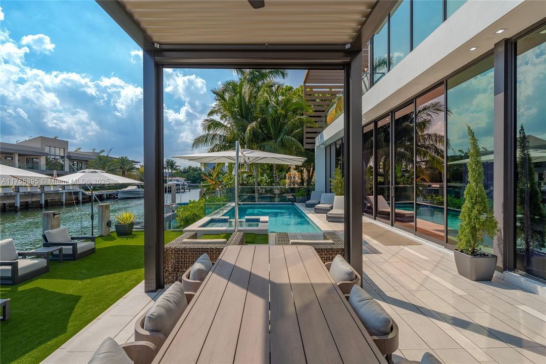 Recently Sold: $7,250,000 (6 beds, 6 baths, 5492 Square Feet)