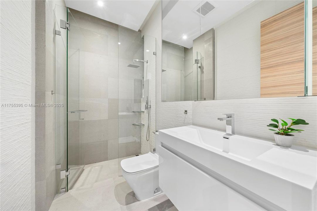 Recently Sold: $7,250,000 (6 beds, 6 baths, 5492 Square Feet)