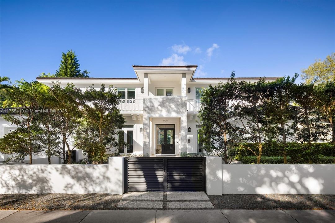 最近售出: $4,875,000 (4 贝兹, 4 浴室, 3548 平方英尺)