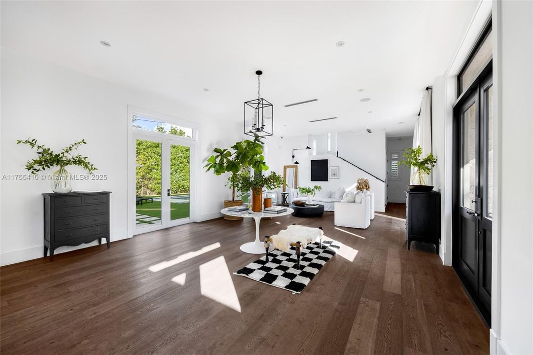 最近售出: $4,875,000 (4 贝兹, 4 浴室, 3548 平方英尺)