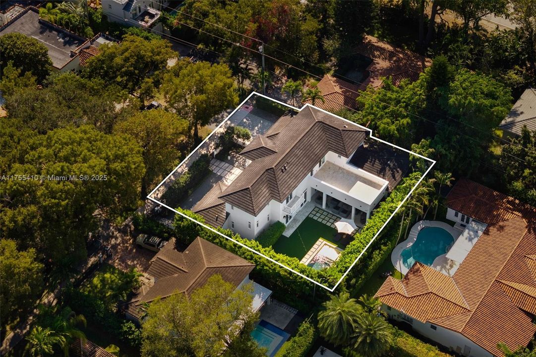 最近售出: $4,875,000 (4 贝兹, 4 浴室, 3548 平方英尺)