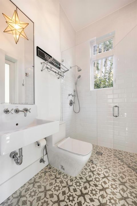 最近售出: $4,875,000 (4 贝兹, 4 浴室, 3548 平方英尺)