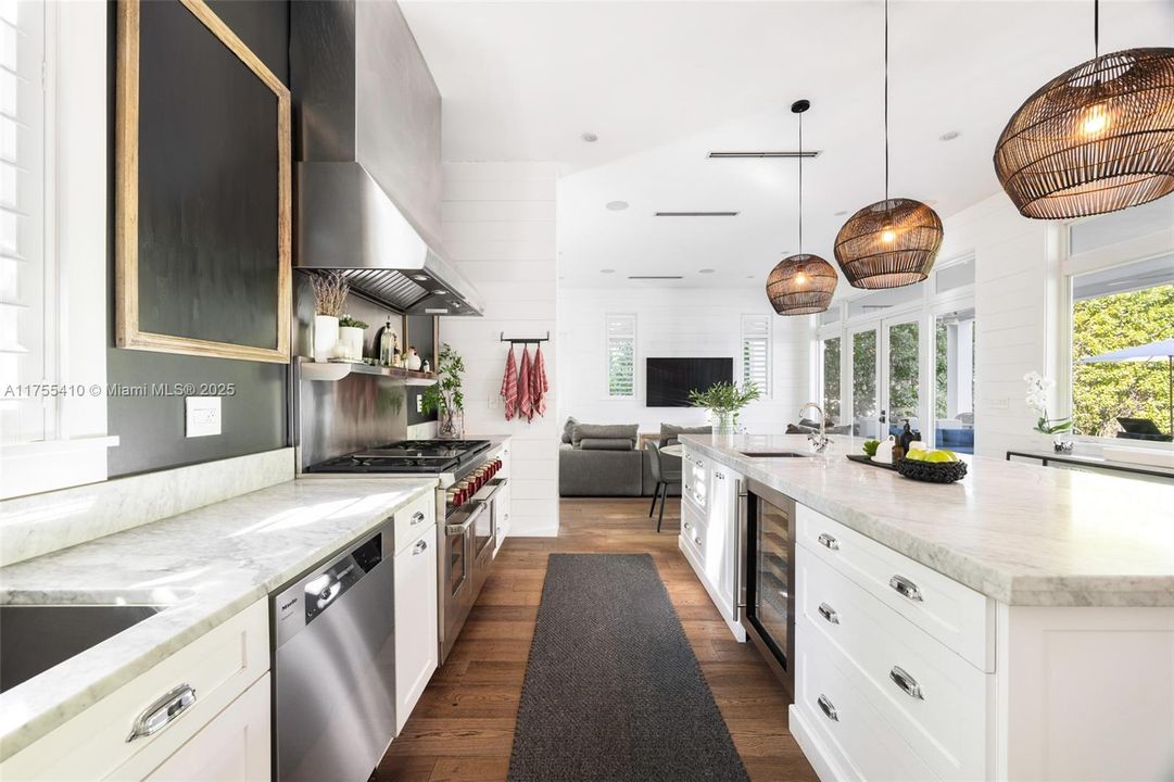 最近售出: $4,875,000 (4 贝兹, 4 浴室, 3548 平方英尺)