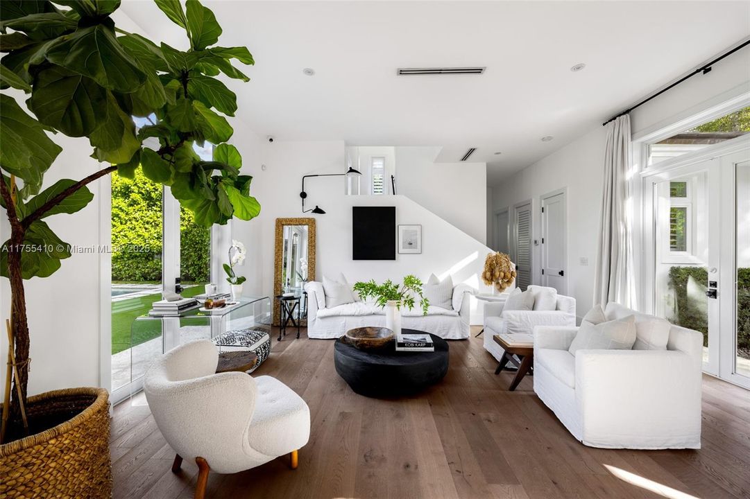 最近售出: $4,875,000 (4 贝兹, 4 浴室, 3548 平方英尺)