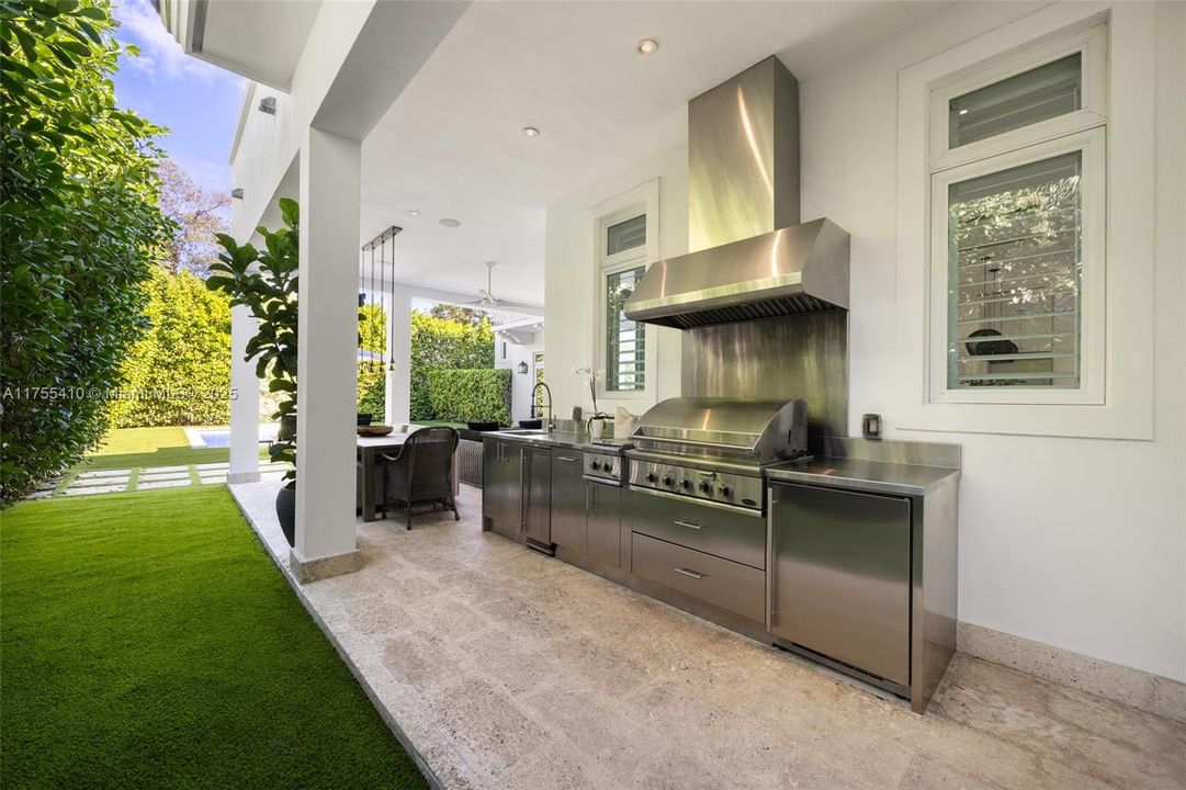 最近售出: $4,875,000 (4 贝兹, 4 浴室, 3548 平方英尺)