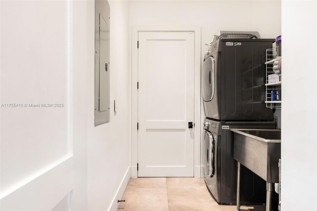 最近售出: $4,875,000 (4 贝兹, 4 浴室, 3548 平方英尺)