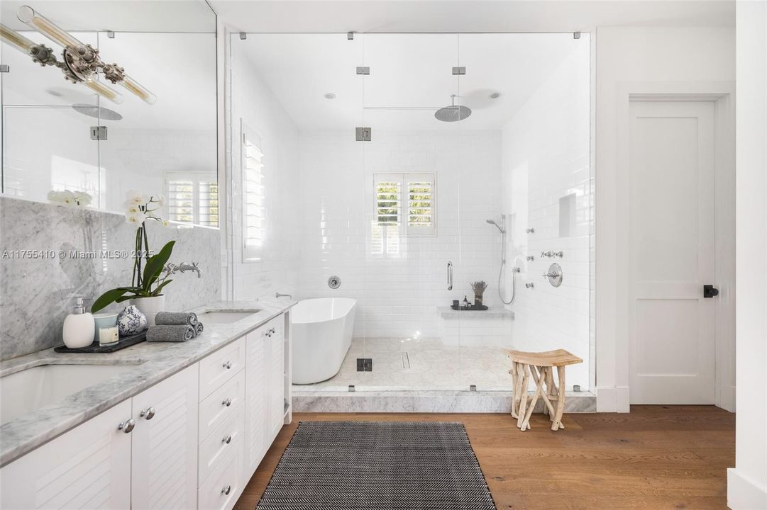 最近售出: $4,875,000 (4 贝兹, 4 浴室, 3548 平方英尺)