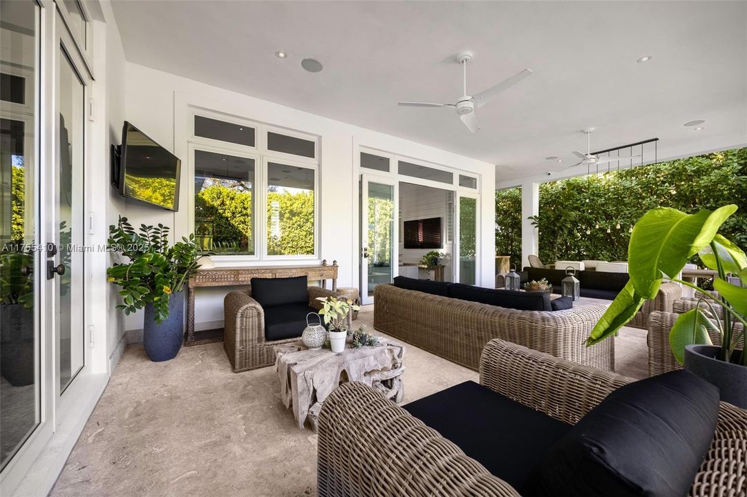 最近售出: $4,875,000 (4 贝兹, 4 浴室, 3548 平方英尺)