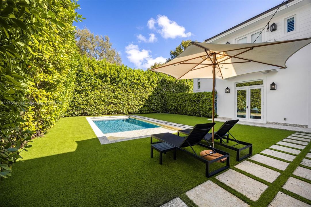 最近售出: $4,875,000 (4 贝兹, 4 浴室, 3548 平方英尺)