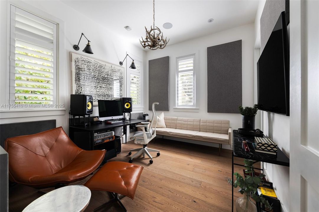 最近售出: $4,875,000 (4 贝兹, 4 浴室, 3548 平方英尺)