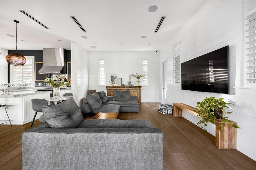 最近售出: $4,875,000 (4 贝兹, 4 浴室, 3548 平方英尺)