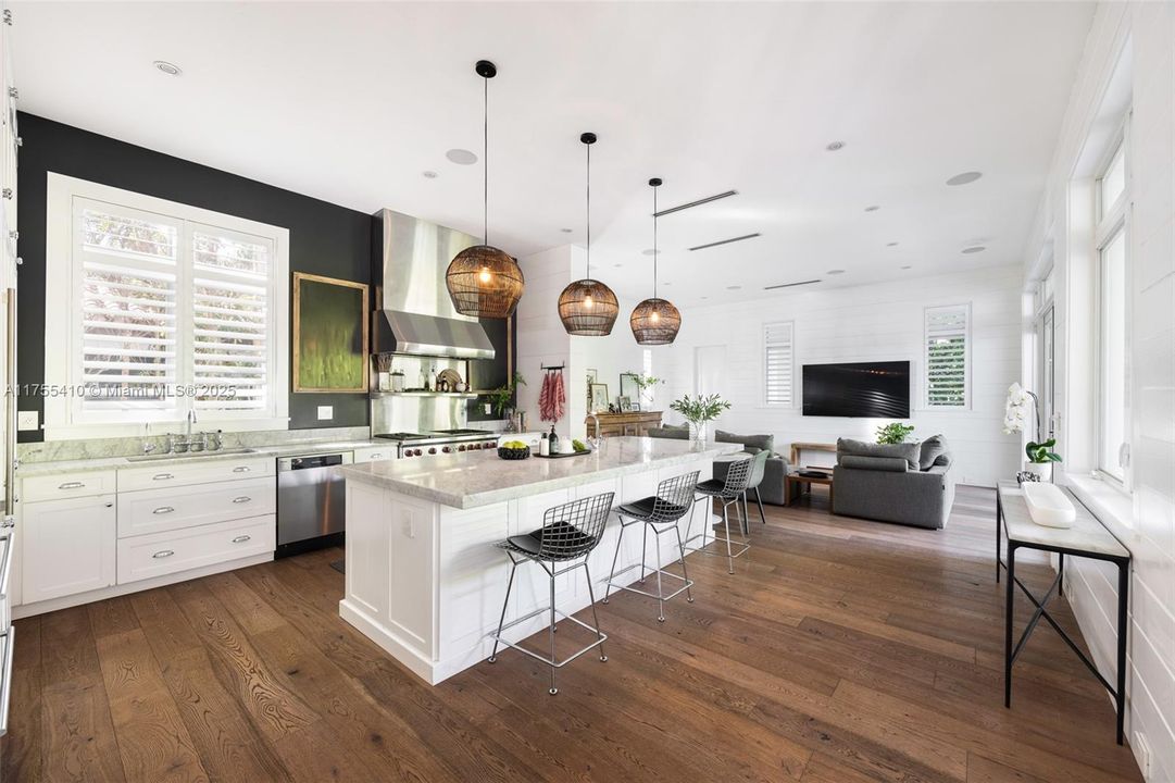 最近售出: $4,875,000 (4 贝兹, 4 浴室, 3548 平方英尺)